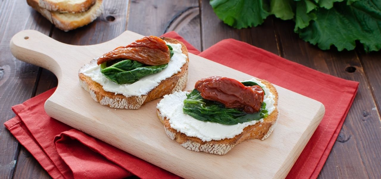 Crostini Con Caprino Cime Di Rapa E Pomodori Secchi